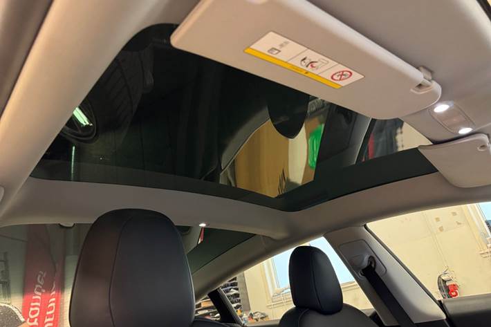 Hvid Tesla Model 3 fra 2021
