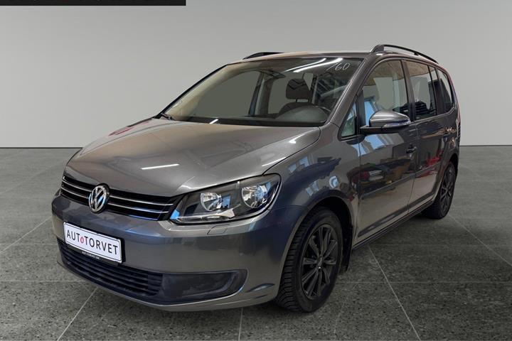 Grå VW Touran fra 2011 set udefra