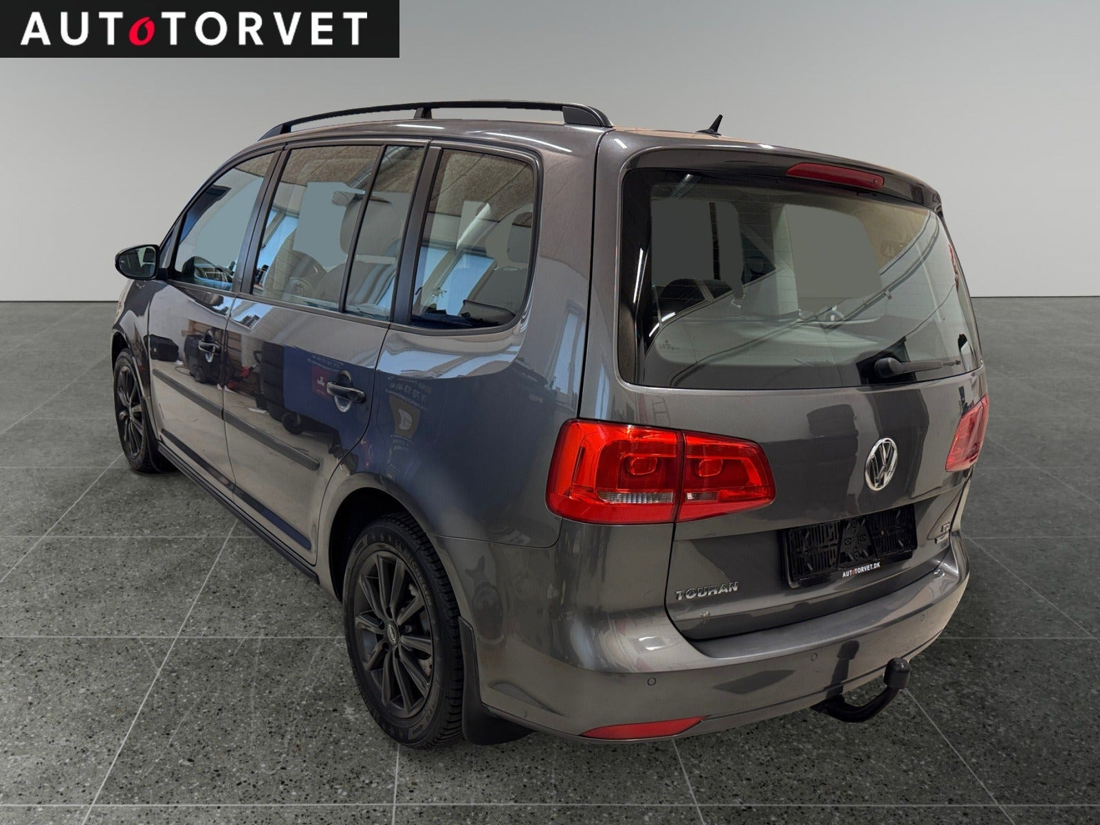 Grå VW Touran fra 2011