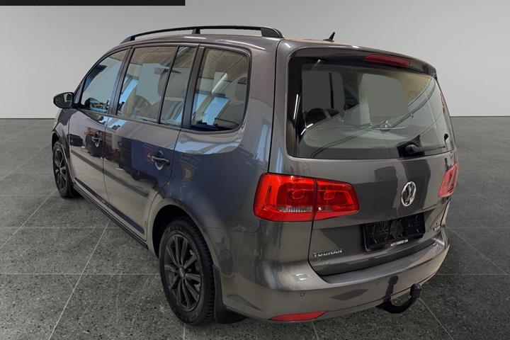 Grå VW Touran fra 2011