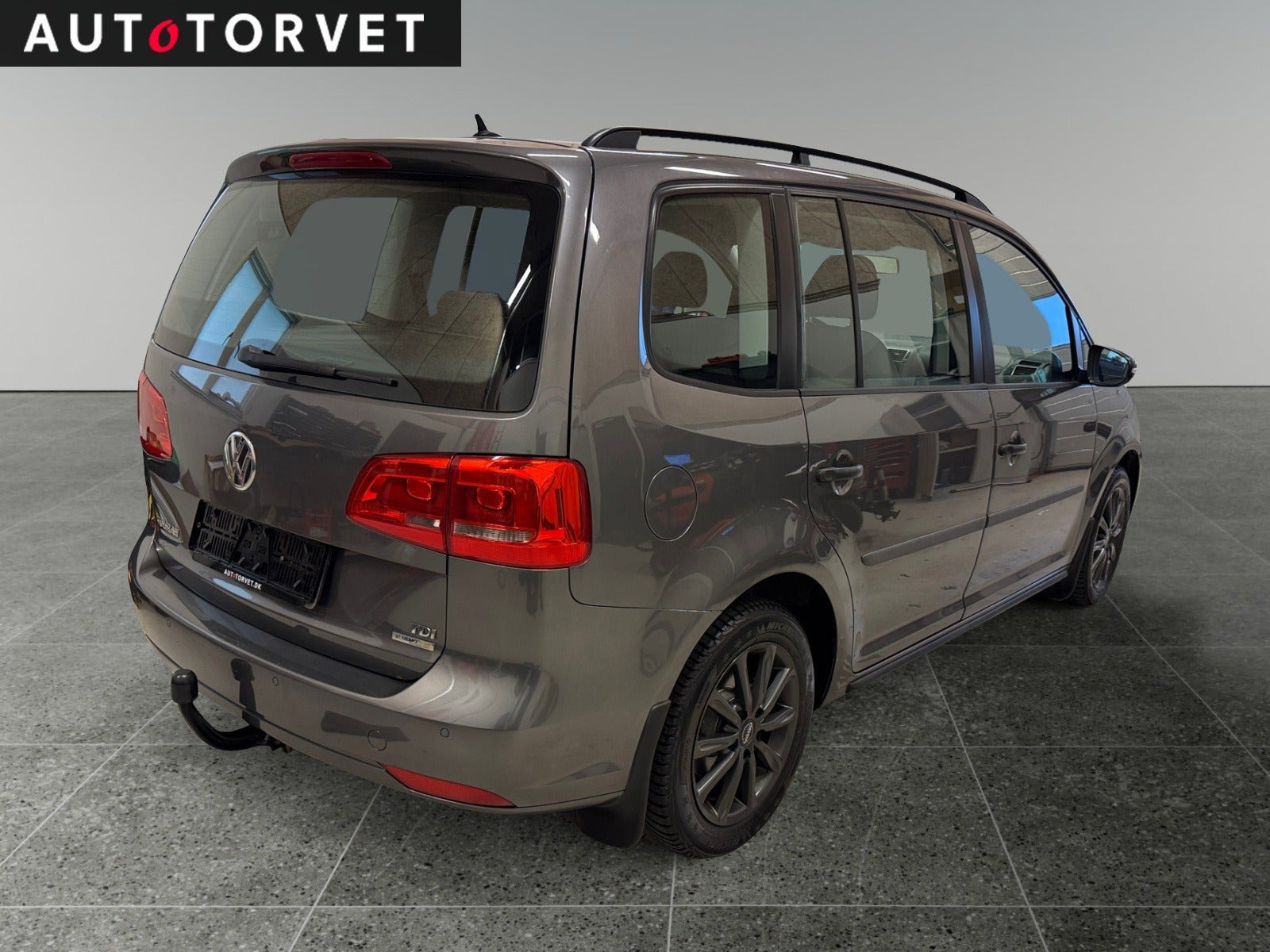 Grå VW Touran fra 2011