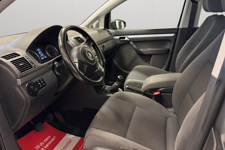 Grå VW Touran fra 2011