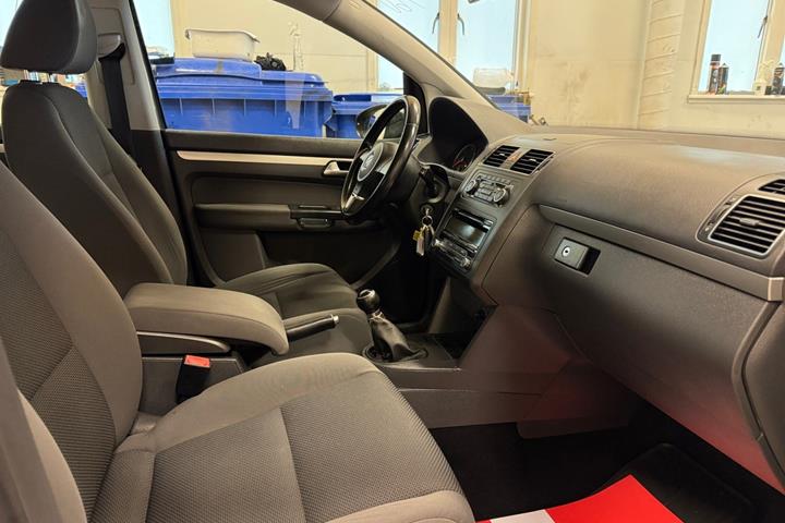Grå VW Touran fra 2011