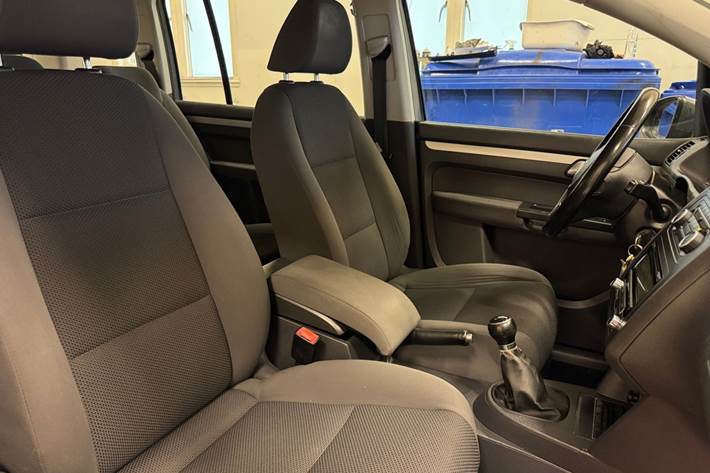 Grå VW Touran fra 2011