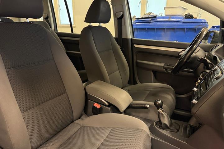 Grå VW Touran fra 2011