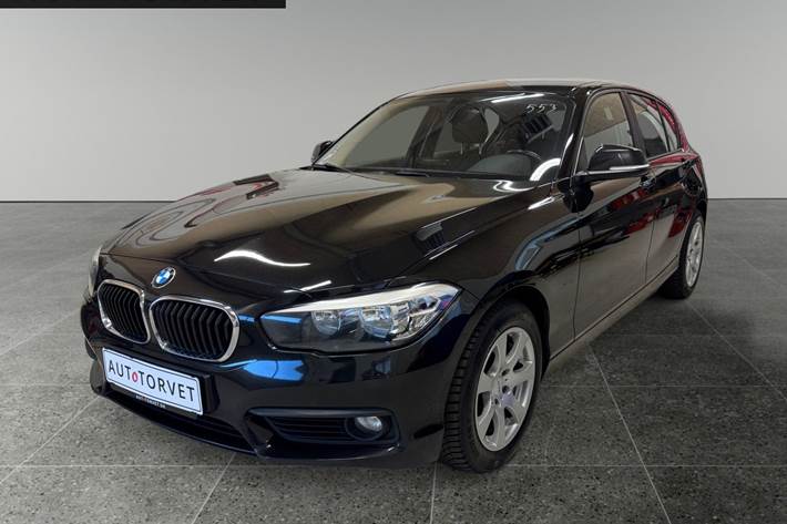Sort BMW 118d fra 2017 set udefra