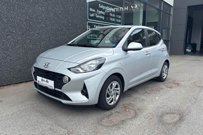 Sølv Hyundai i10 fra 2022 set udefra