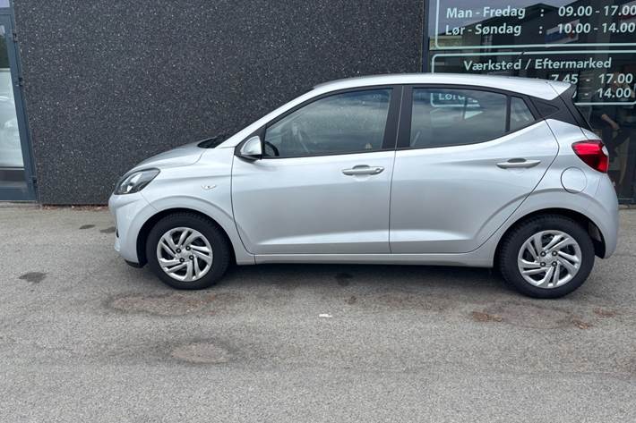 Sølv Hyundai i10 fra 2022