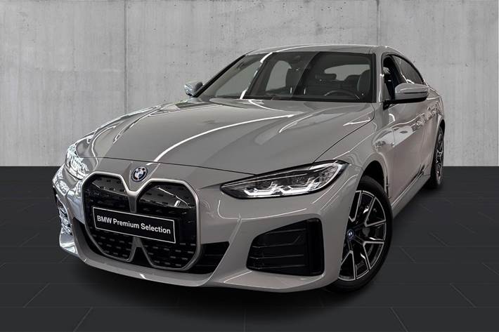 Grå BMW i4 fra 2024 set udefra