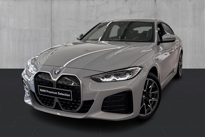 Grå BMW i4 fra 2024 set udefra
