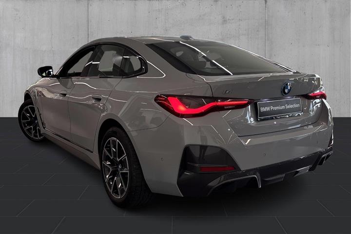 Grå BMW i4 fra 2024