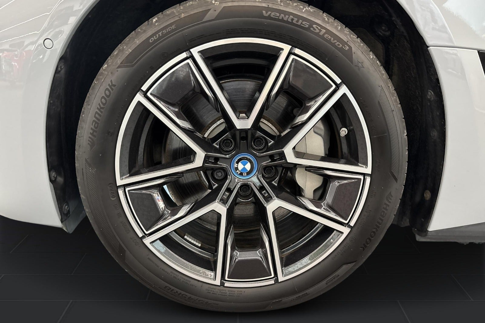 Grå BMW i4 fra 2024