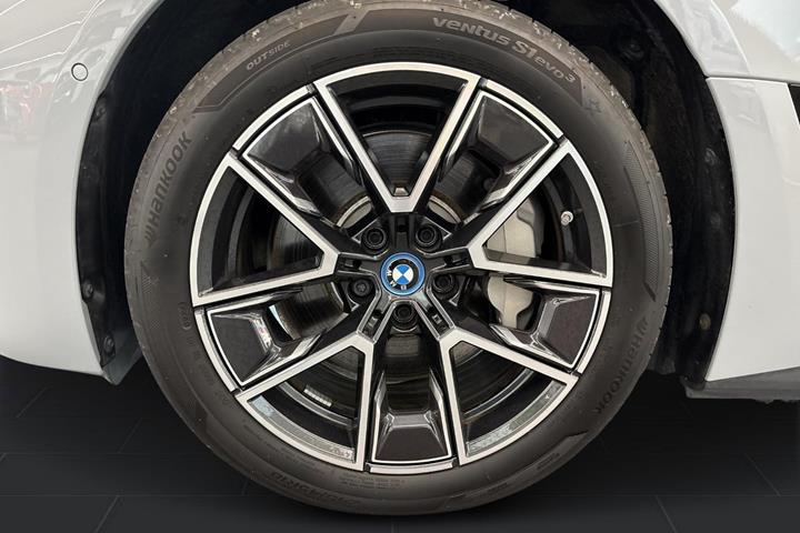 Grå BMW i4 fra 2024