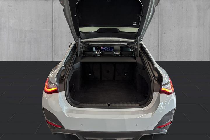 Grå BMW i4 fra 2024