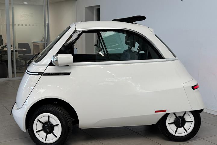 Hvid Micro Microlino fra 2025