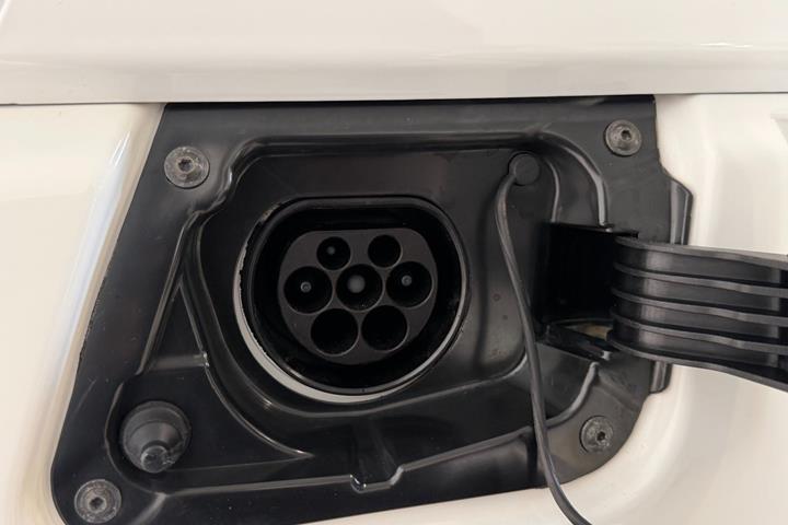 Hvid Micro Microlino fra 2025