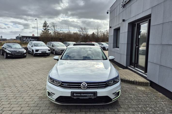 Hvid VW Passat fra 2016
