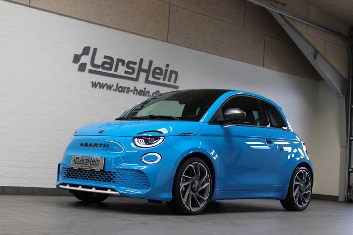 Blå Abarth 500e fra 2025