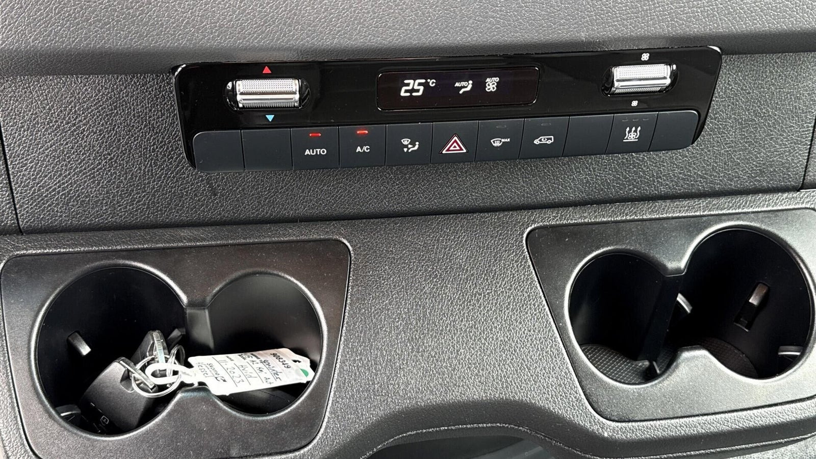 Hvid Mercedes Sprinter 215 fra 2023