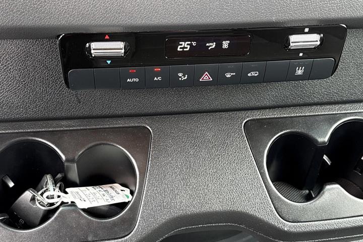 Hvid Mercedes Sprinter 215 fra 2023