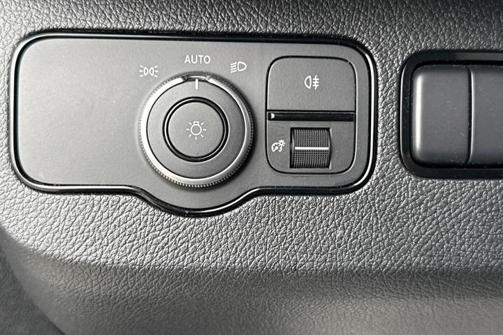 Hvid Mercedes Sprinter 215 fra 2023