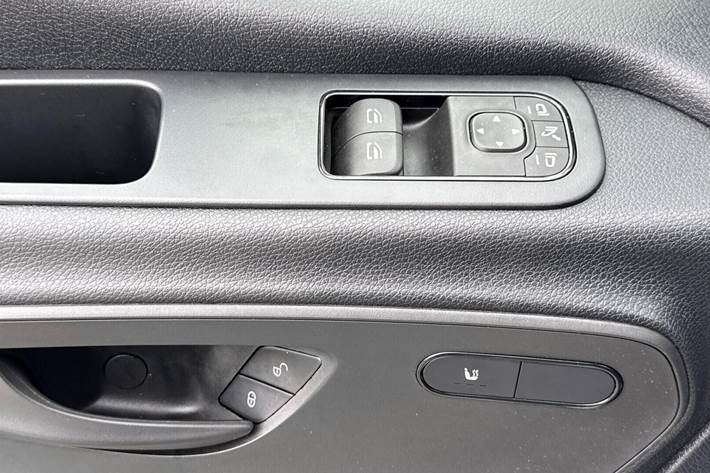 Hvid Mercedes Sprinter 215 fra 2023