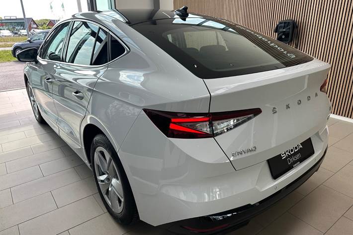 Hvid Skoda Enyaq fra 2022