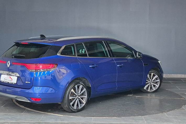 Blå Renault Megane IV fra 2021