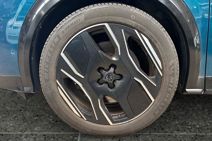 Blå Peugeot e-3008 fra 2024