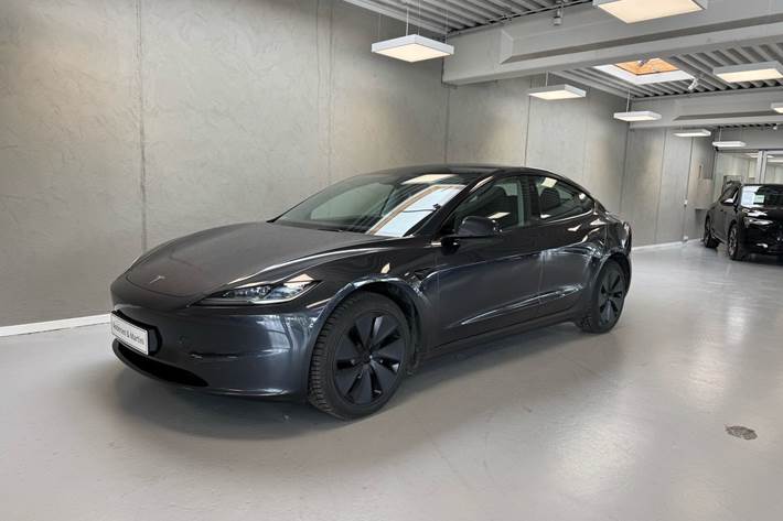 Grå Tesla Model 3 fra 2024