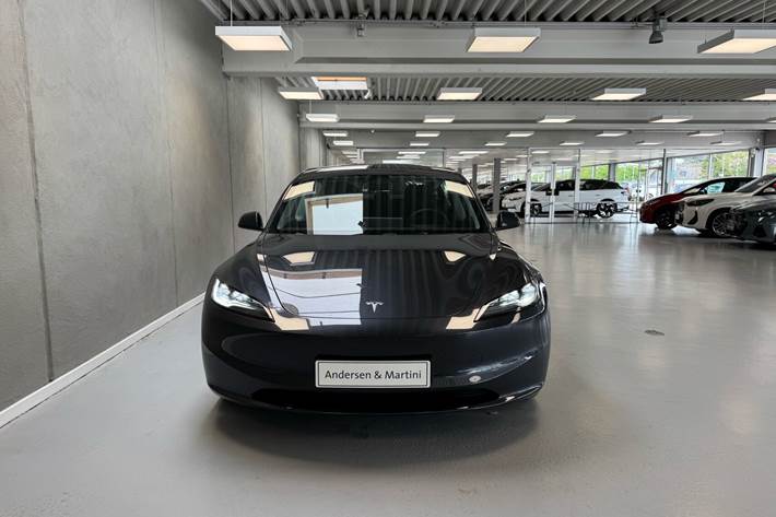 Grå Tesla Model 3 fra 2024