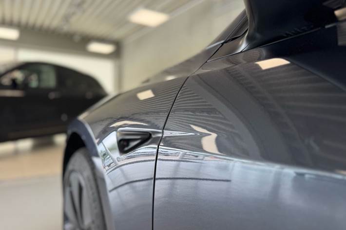 Grå Tesla Model 3 fra 2024