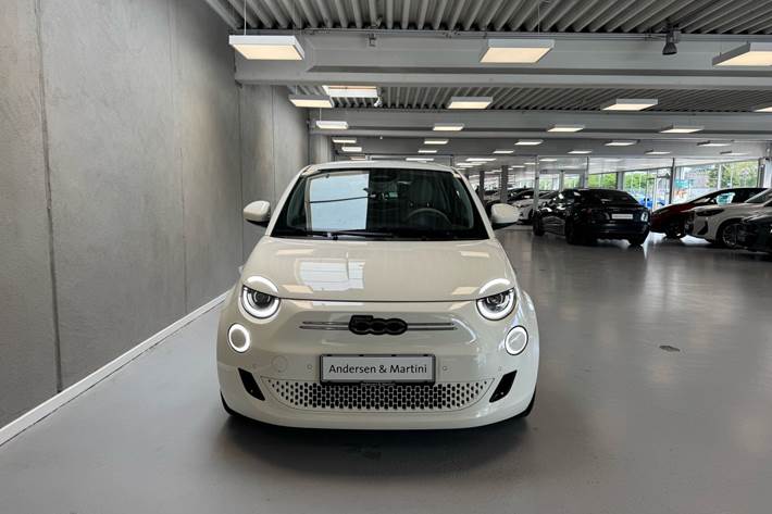 Hvid Fiat 500e fra 2023