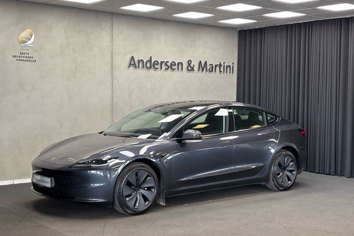 Grå Tesla Model 3 fra 2025