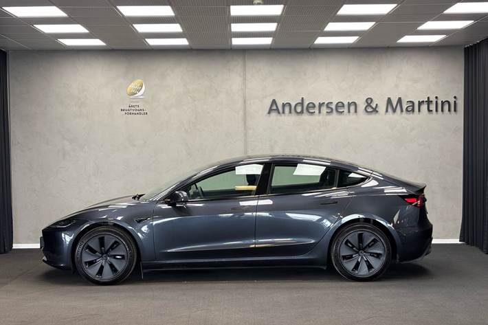 Grå Tesla Model 3 fra 2025