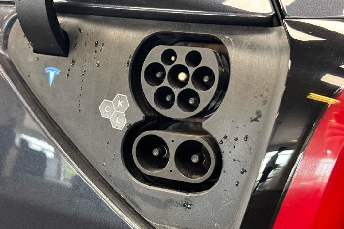 Grå Tesla Model 3 fra 2025