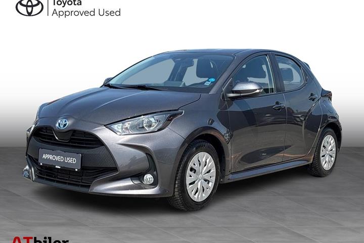 Grå Toyota Yaris fra 2021 set udefra