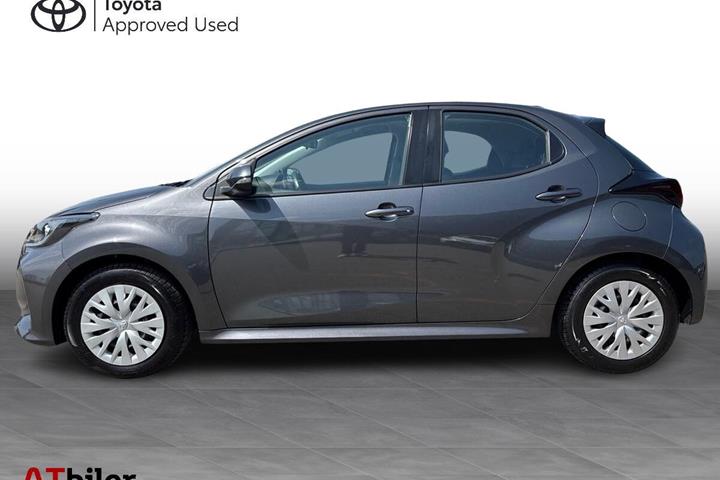 Grå Toyota Yaris fra 2021