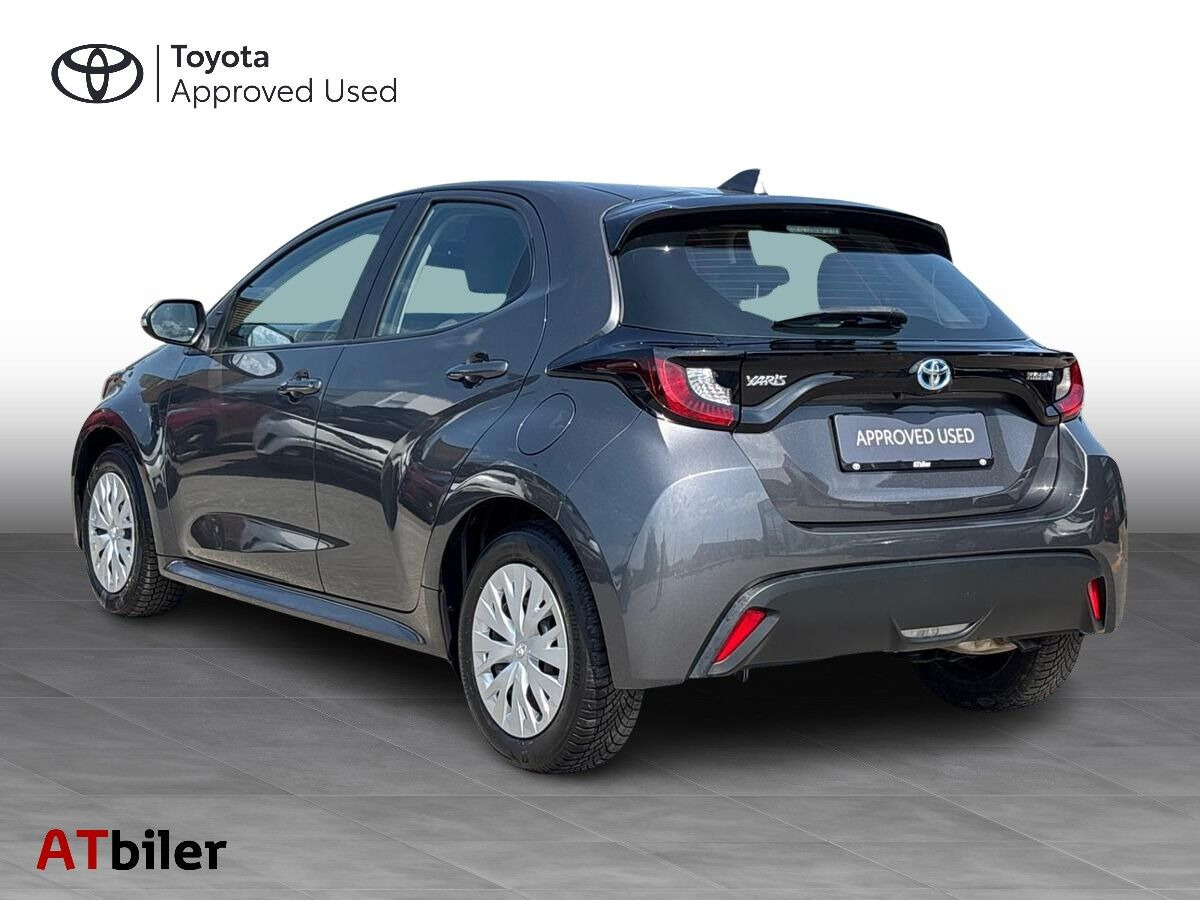 Grå Toyota Yaris fra 2021