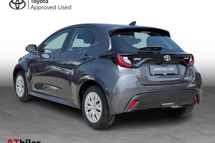 Grå Toyota Yaris fra 2021