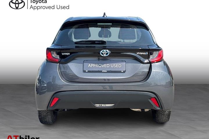 Grå Toyota Yaris fra 2021 set udefra
