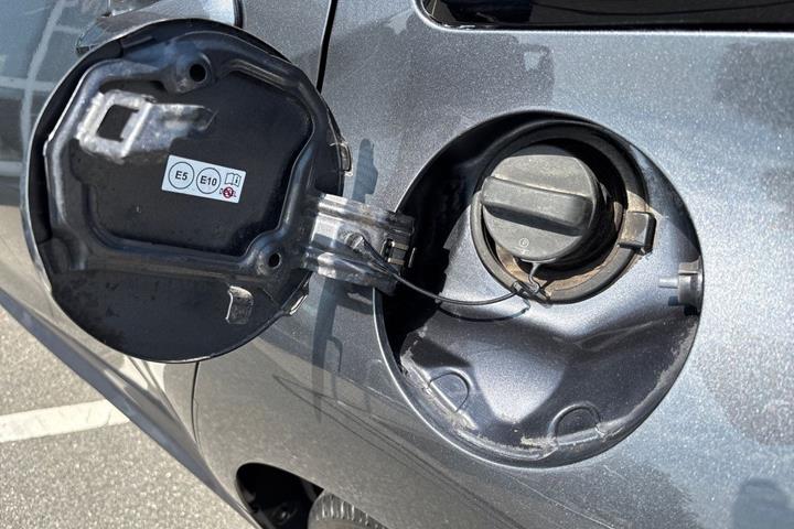 Grå Toyota Yaris fra 2021