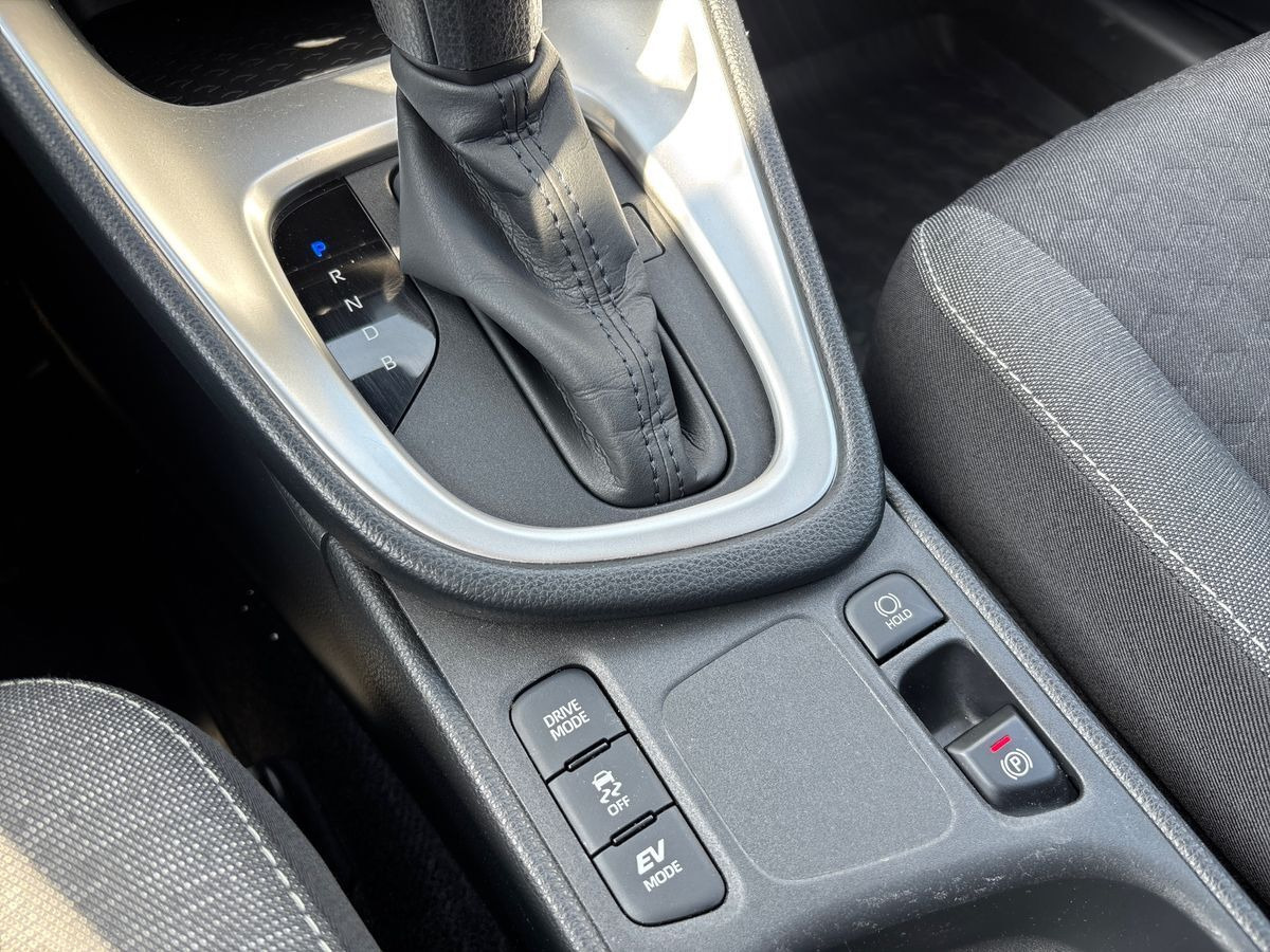 Grå Toyota Yaris fra 2021