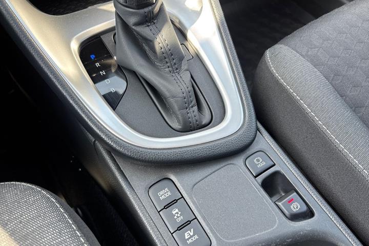 Grå Toyota Yaris fra 2021
