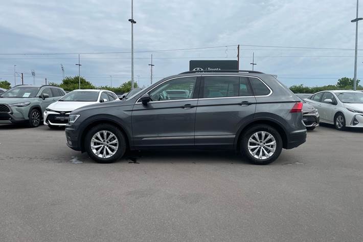 Grå VW Tiguan fra 2019