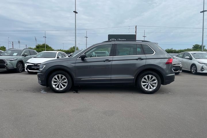 Grå VW Tiguan fra 2019
