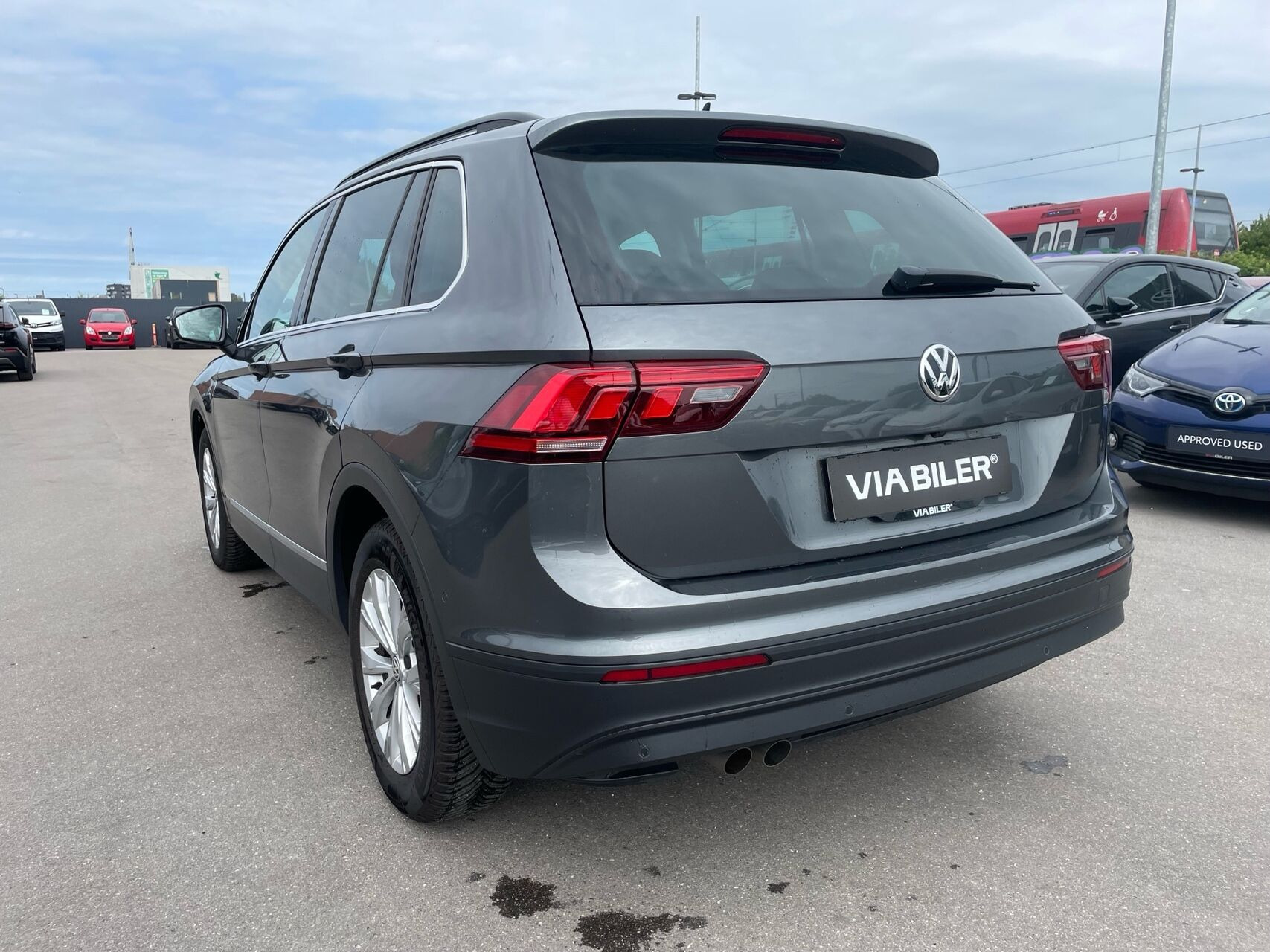 Grå VW Tiguan fra 2019