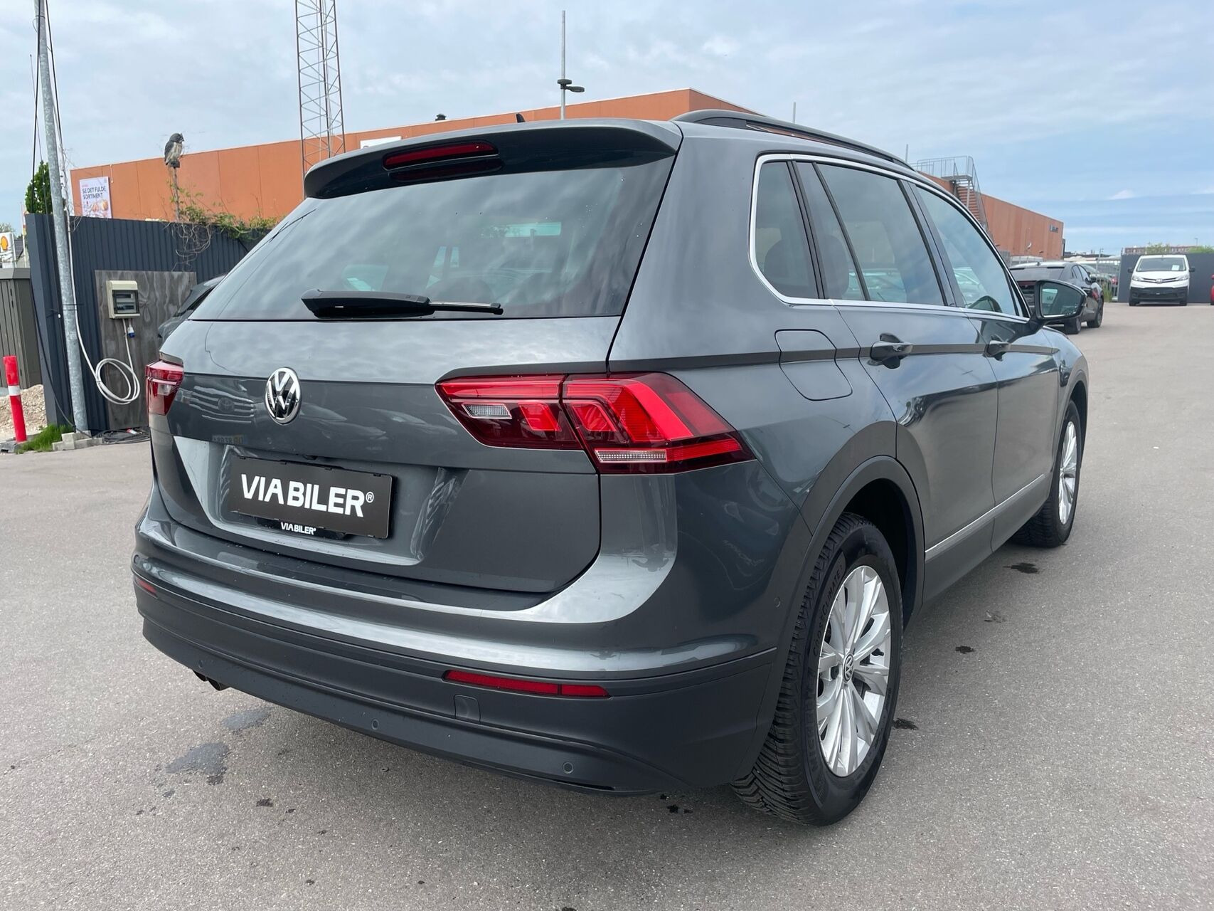 Grå VW Tiguan fra 2019