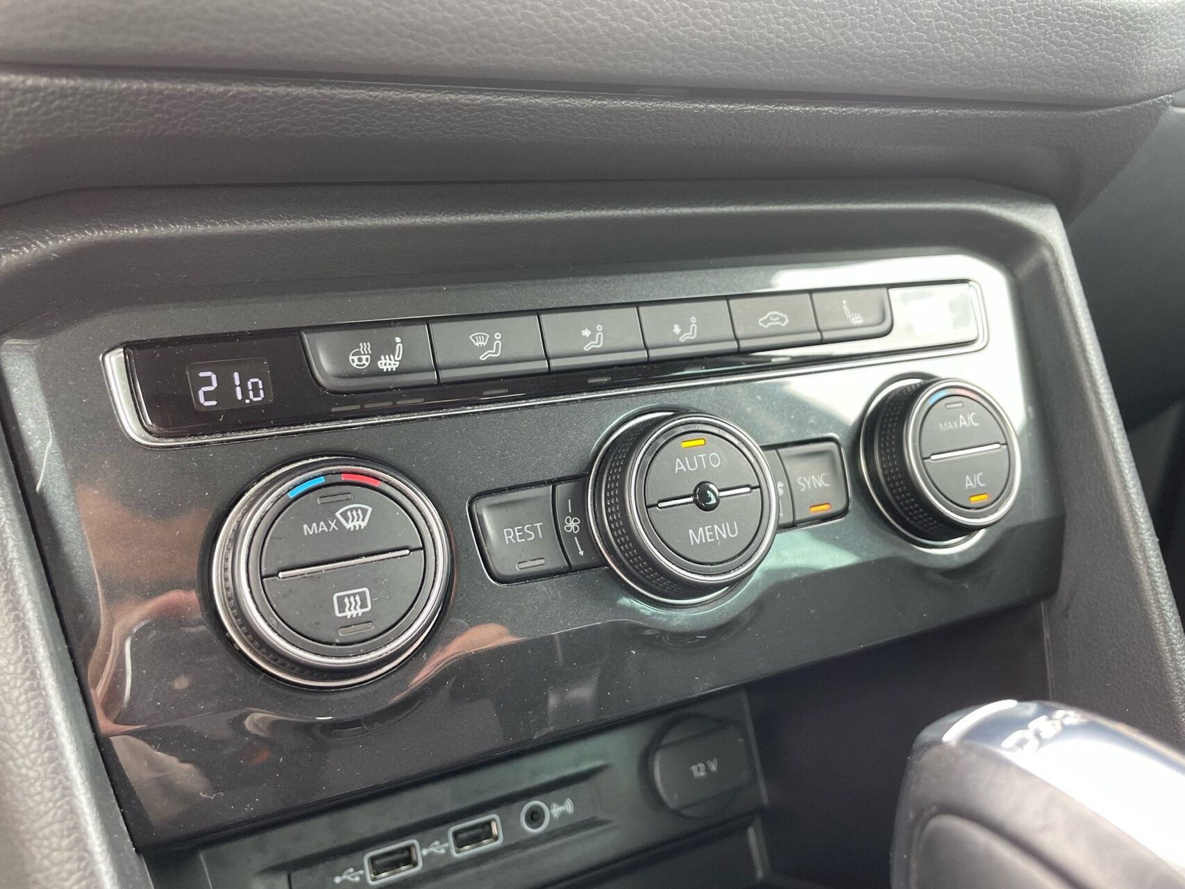 Grå VW Tiguan fra 2019