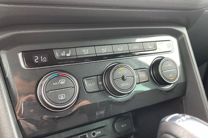 Grå VW Tiguan fra 2019